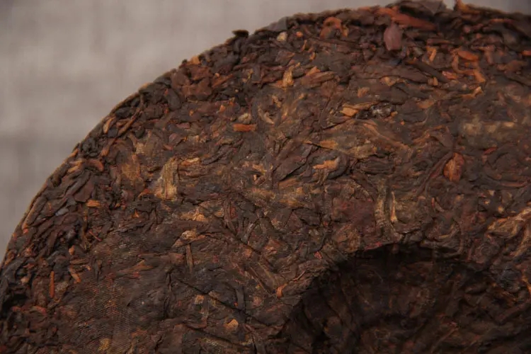 如何判斷普洱茶是否發(fā)霉？發(fā)霉的普洱茶應(yīng)該怎么處理？